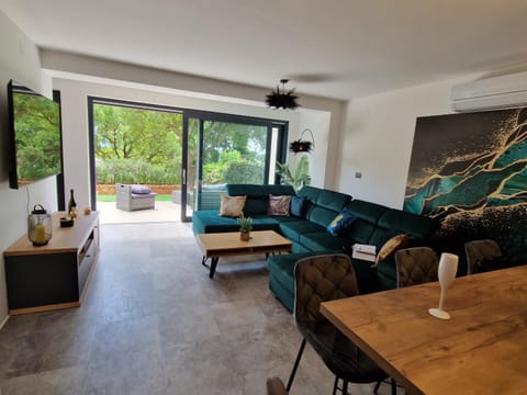 Communal lounge/ TV room, Bathroom, Living room, Seating area, Dining area, Beach, Tennis court, Evening entertainment, Communal kitchen, Garden view, dishwasher, microwave, oven, stove