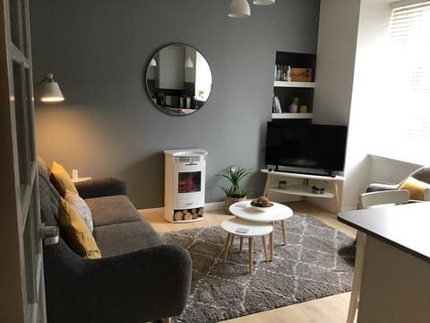 TV and multimedia, Living room, Seating area, hair dresser