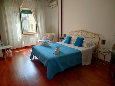 Bed, View (from property/room), Photo of the whole room, Bedroom, Quiet street view, Inner courtyard view, heating, towels