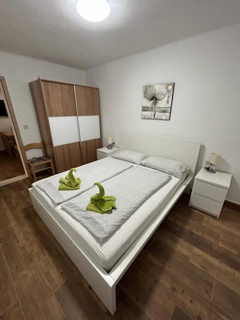 Bed, Bedroom, towels, wardrobe