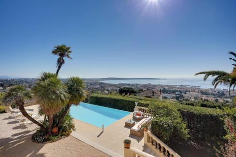 Bastide XVIIIe avec vue mer panoramique Villa in Antibes