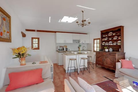 Bastide XVIIIe avec vue mer panoramique Villa in Antibes