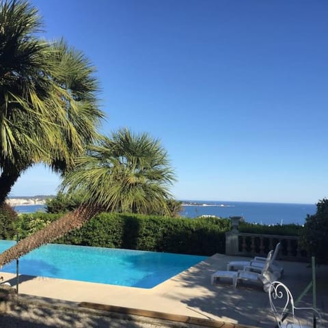 Bastide XVIIIe avec vue mer panoramique Villa in Antibes
