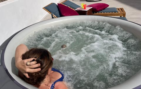 People, Natural landscape, Hot Tub, Solarium, Balcony/Terrace, Beach, Swimming pool, Breakfast, group of guests, Open Air Bath, sunbed