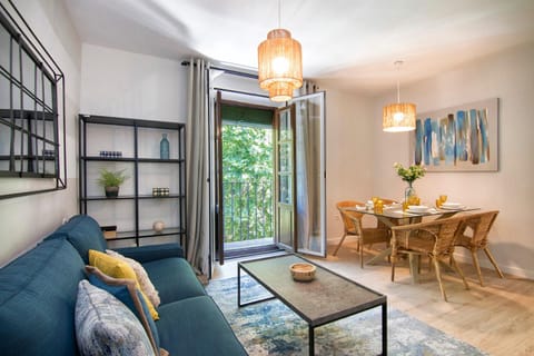 View (from property/room), Balcony/Terrace, Decorative detail, Seating area, Dining area