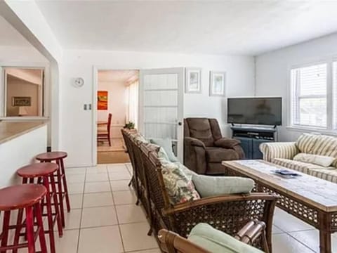 Lovely 1 Bedroom Unit Across from Lido Key Beach Apartment in Lido Key