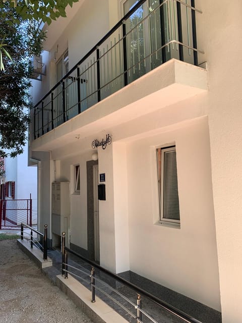 Property building, Day, Balcony/Terrace
