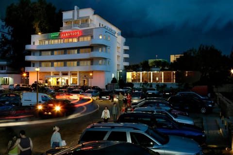 Facade/entrance, People, group of guests