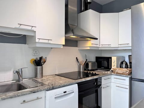 Appartement climatisé 3 pièces, 6 couchages - Face à la plage - Le Lavandou - FR-1-251-510 Apartment in Le Lavandou