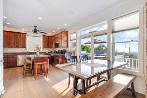 Kitchen or kitchenette, Dining area, stove
