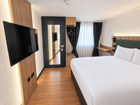 Bed, TV and multimedia, Photo of the whole room, Bedroom, wardrobe