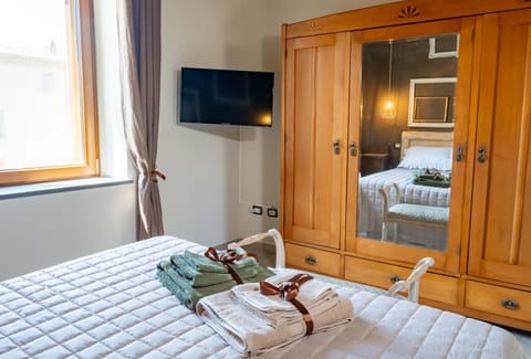 Bed, TV and multimedia, Photo of the whole room, Bedroom, towels