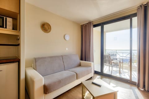 Bed, Living room, Bedroom