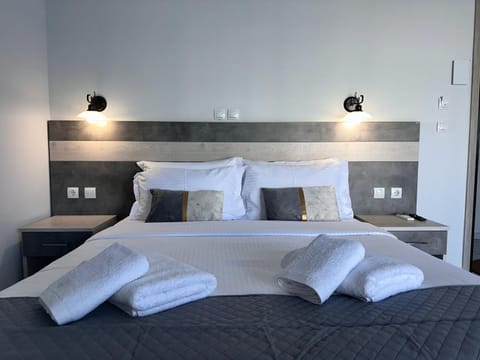 Bed, Bedroom, towels