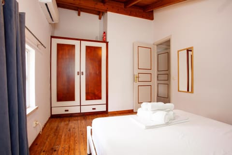 Bed, safe, safe, towels, towels, wardrobe