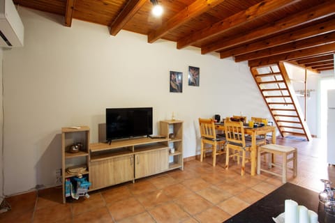 Communal lounge/ TV room, TV and multimedia, Coffee/tea facilities, Dinner, internet, internet, microwave, toaster, toaster