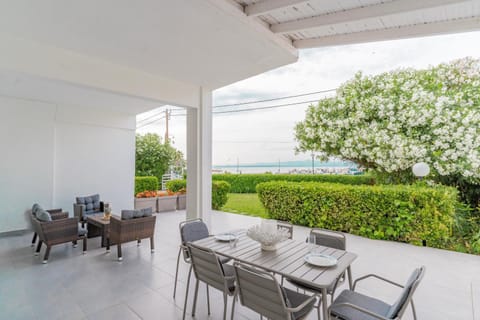 Patio, Day, Garden, View (from property/room), Seating area, Dining area, Garden view