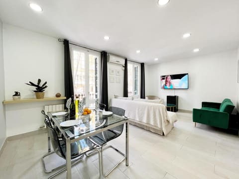 TV and multimedia, Living room, Seating area, Dining area