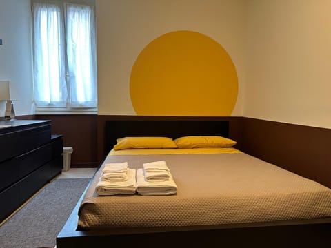 Bed, Photo of the whole room, towels