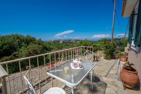 Property building, Balcony/Terrace, Dining area