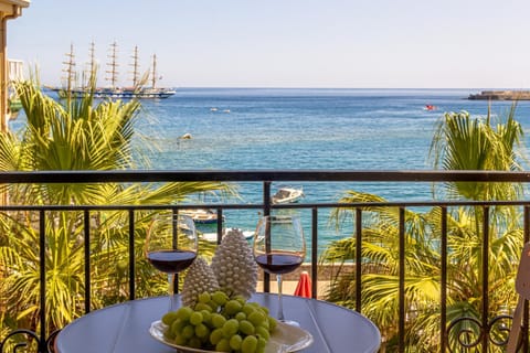 Day, Natural landscape, View (from property/room), Balcony/Terrace, Dining area, Sea view