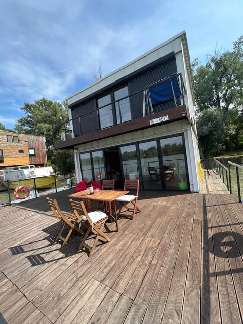 Property building, View (from property/room), Balcony/Terrace