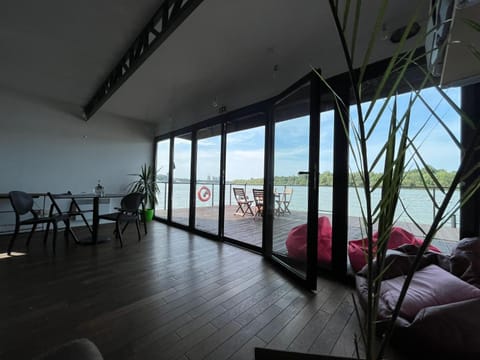 Balcony/Terrace, Living room, Seating area, River view