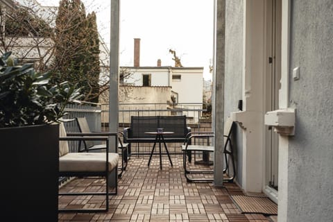 Facade/entrance, Balcony/Terrace