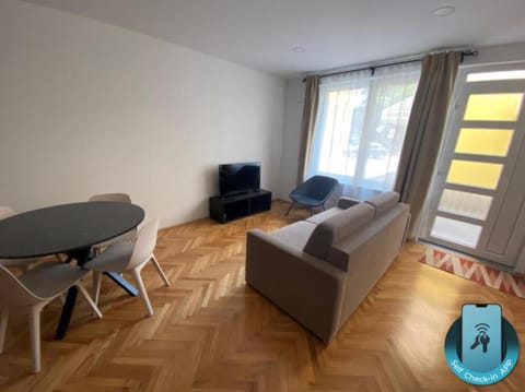 TV and multimedia, Seating area, Dining area