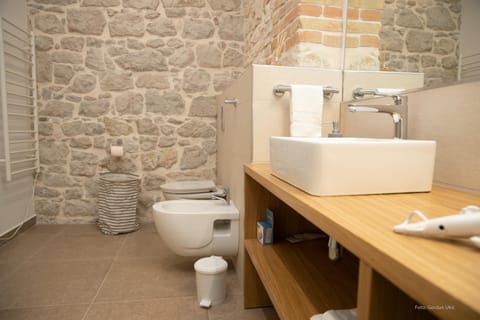 Toilet, Bathroom, bidet, towels