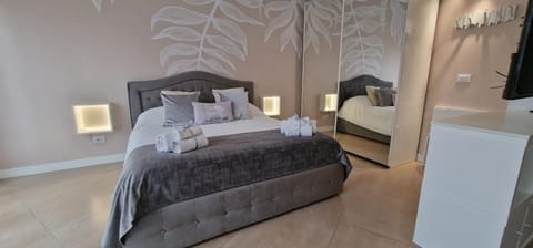 Bed, TV and multimedia, Photo of the whole room, Bedroom, towels