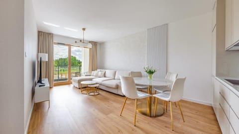 Kitchen or kitchenette, Living room, Seating area, Dining area