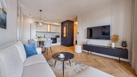 TV and multimedia, Kitchen or kitchenette, Living room, Seating area, Dining area