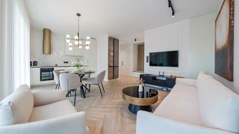 TV and multimedia, Kitchen or kitchenette, Seating area