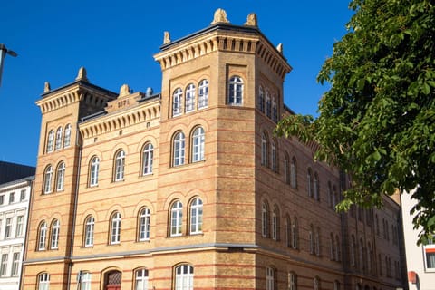 Property building, Facade/entrance, Day