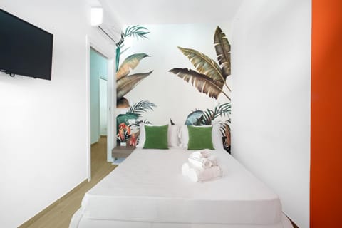 Bed, TV and multimedia, Photo of the whole room, Bedroom