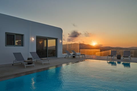 Day, Natural landscape, Balcony/Terrace, Mountain view, Pool view, Swimming pool, Sunrise, sunbed