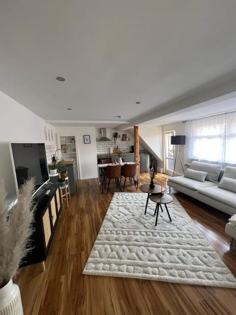 Communal lounge/ TV room, TV and multimedia, Kitchen or kitchenette, Living room, Photo of the whole room, Seating area, Evening entertainment, Bedroom