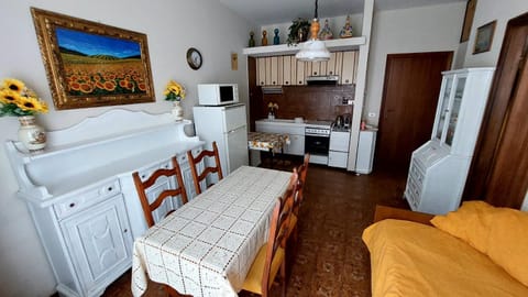 Bed, Kitchen or kitchenette, Living room, Photo of the whole room, Seating area, Dining area, minibar, pet friendly, stove