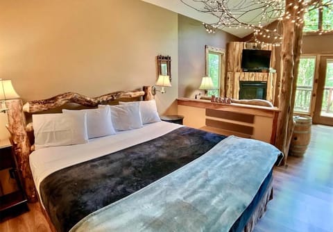 Winery Chateau Treehouse #12/ Oak Crest Cottages and Treehouse Apartment in Eureka Springs