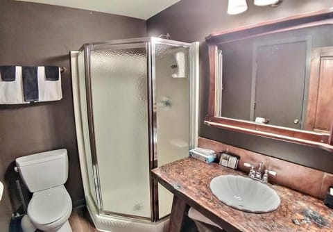 Winery Chateau Treehouse #12/ Oak Crest Cottages and Treehouse Apartment in Eureka Springs