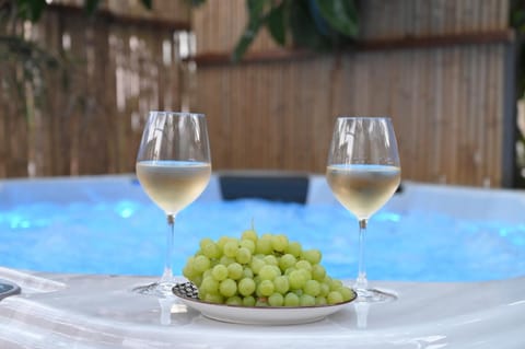 Food, Pool view, Swimming pool, Alcoholic drinks