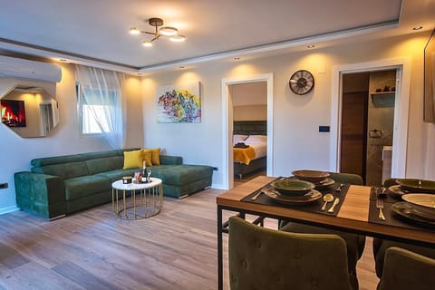 TV and multimedia, Kitchen or kitchenette, Living room, Seating area, Dining area, fireplace
