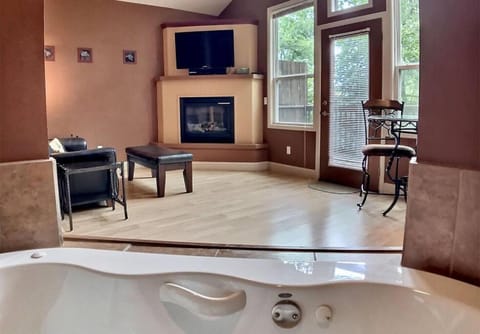 Abbey Chateau Treehouse #10 / Oak Crest cottages and treehouses Apartment in Eureka Springs