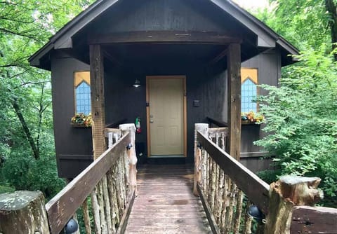 Abbey Chateau Treehouse #10 / Oak Crest cottages and treehouses Apartment in Eureka Springs