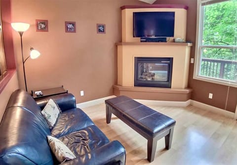 Abbey Chateau Treehouse #10 / Oak Crest cottages and treehouses Apartment in Eureka Springs