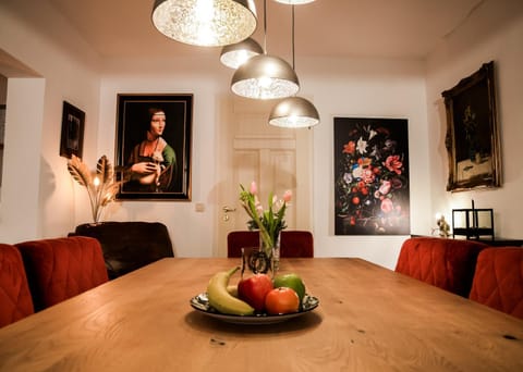 Seating area, Dining area
