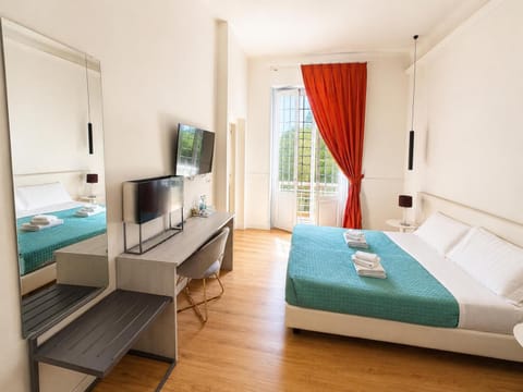 Bed, TV and multimedia, Photo of the whole room, Bedroom, towels