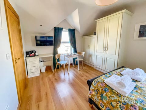 Bed, TV and multimedia, Photo of the whole room, Dining area, Bedroom, towels, wardrobe