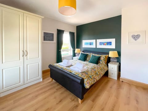 Bed, Photo of the whole room, towels, wardrobe